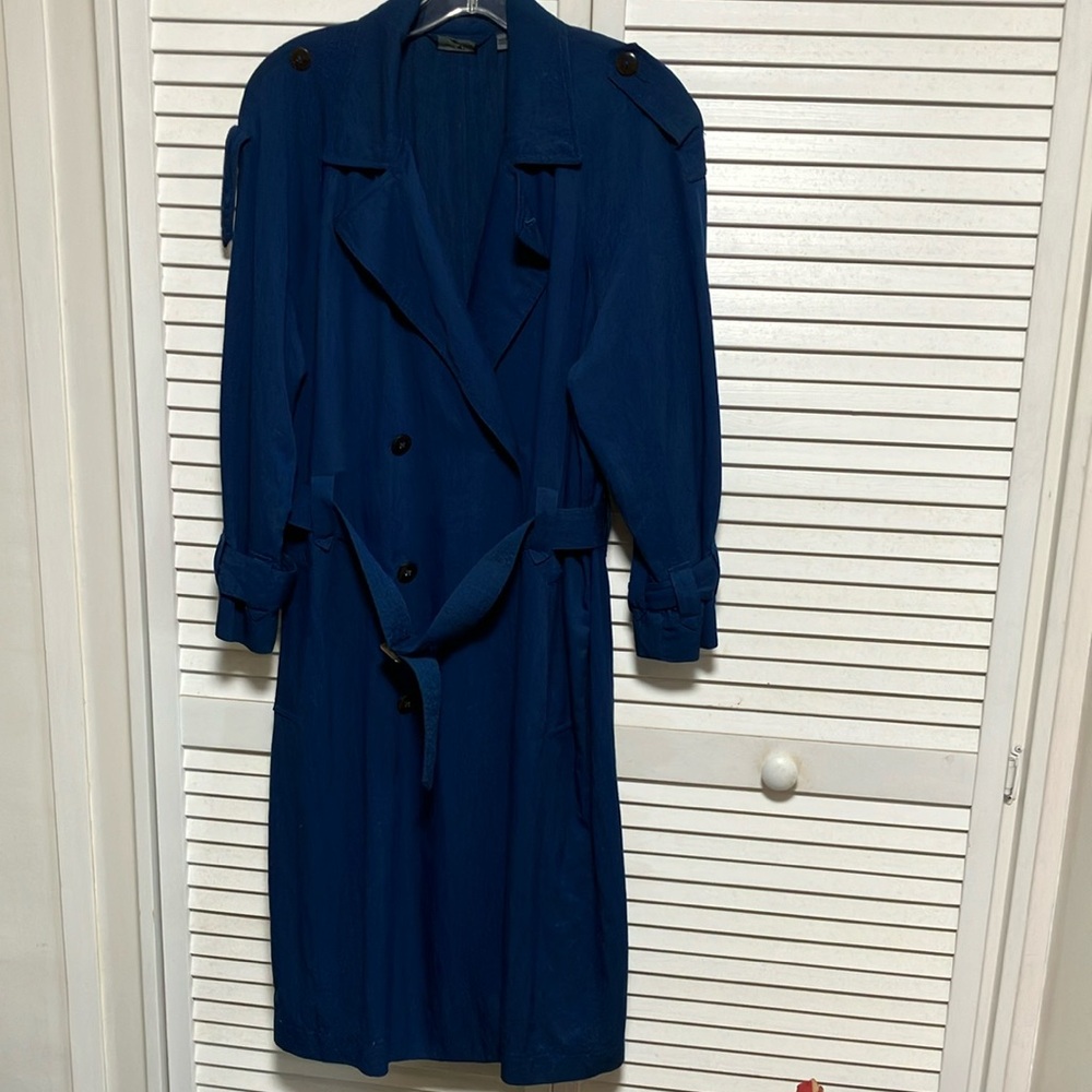 Liz wear trench coat. Blue double breasted.